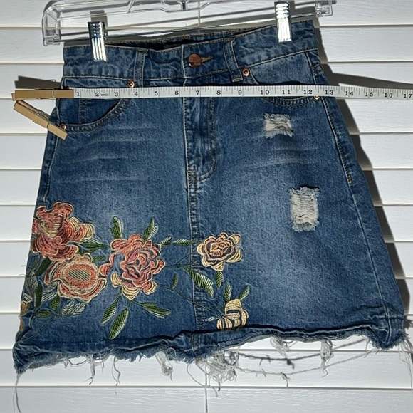 Super Cute Floral Embroidery Tamnoon Denim Skirt size 34 (us 2) Youth - Picture 5 of 15